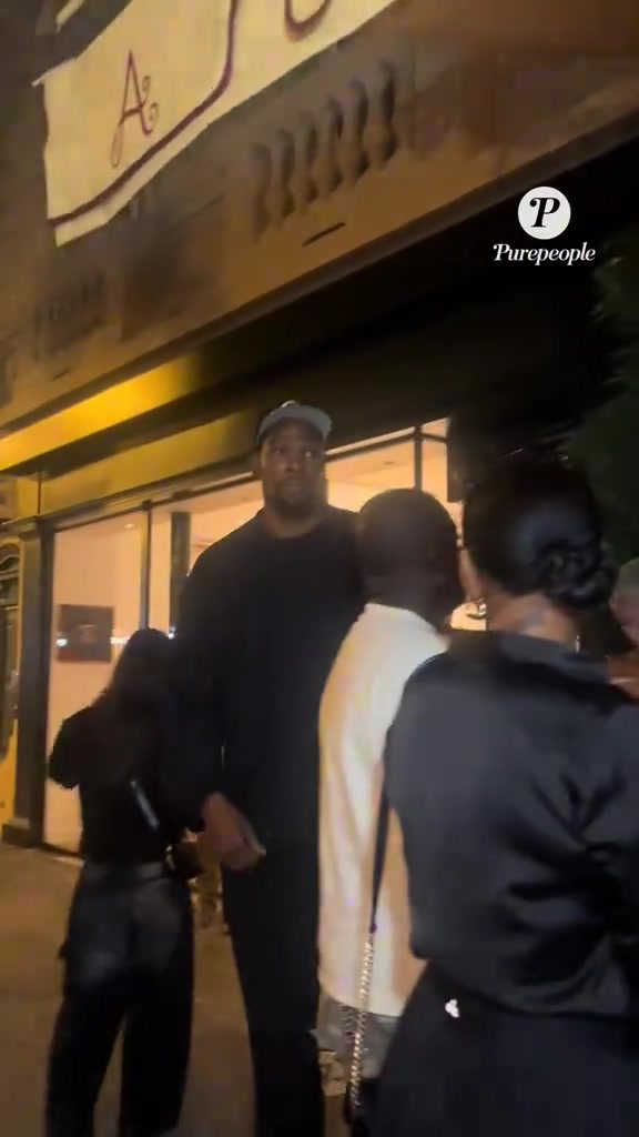 杜兰特巴黎行偶遇一群小姐姐 小帅不为所动微笑离开深藏功与名