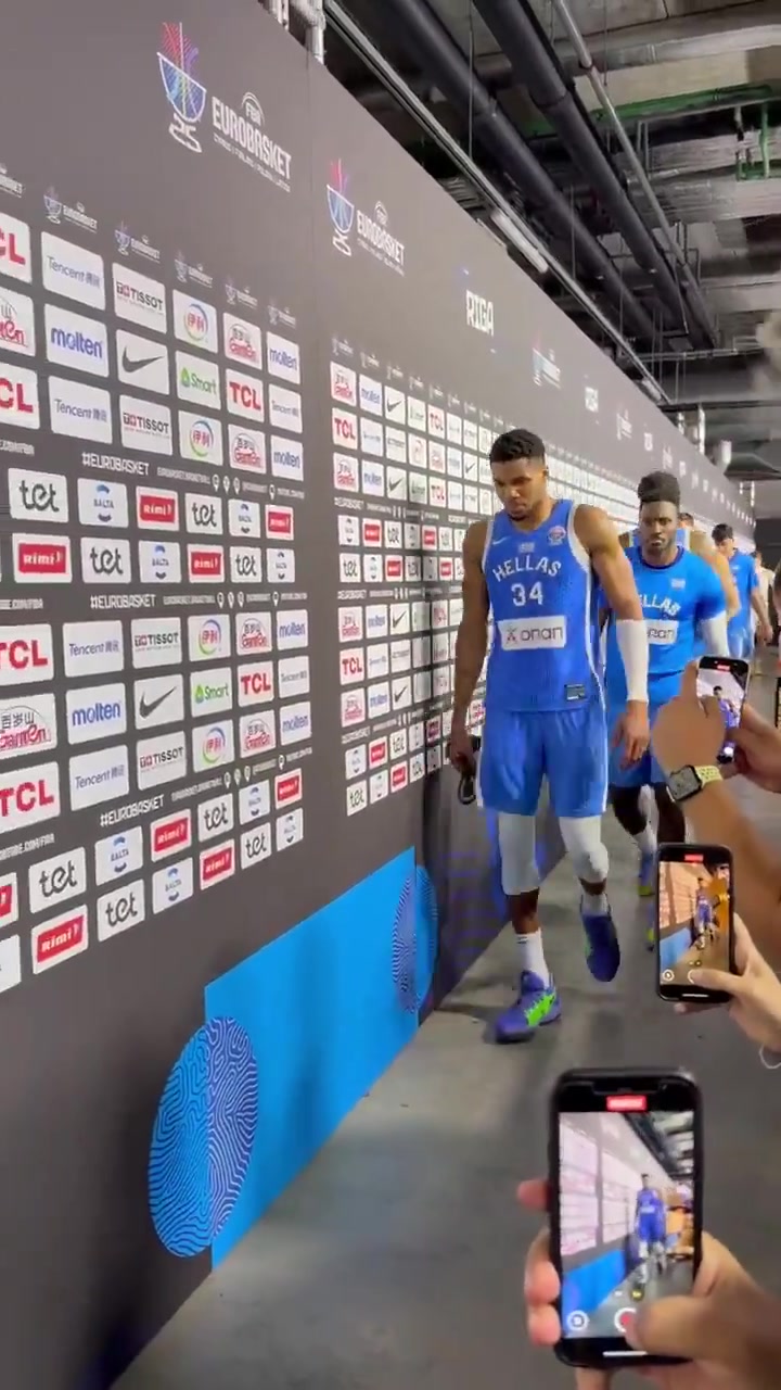 战斗还没结束率队晋级四强后字母哥满脸严肃离开球场