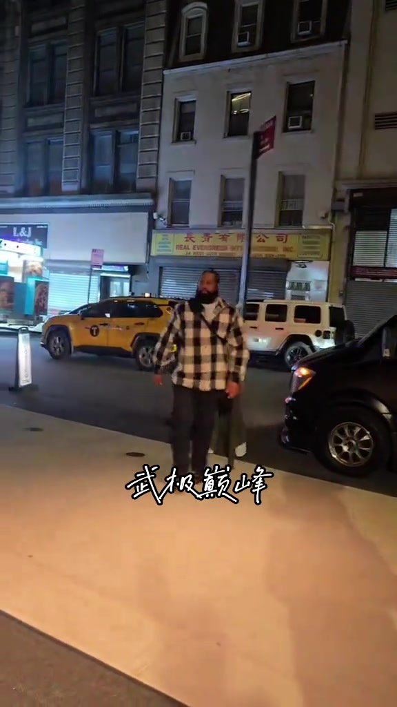 库里带着妻子参加朋友聚会 阿耶莎这穿搭必成全场焦点