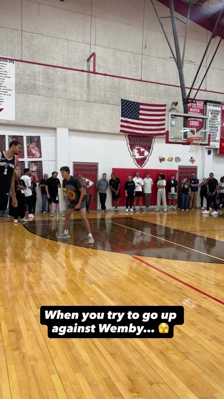 看得出这球迷身高并不矮啊但依旧遭文班长臂无情站帽隔扣