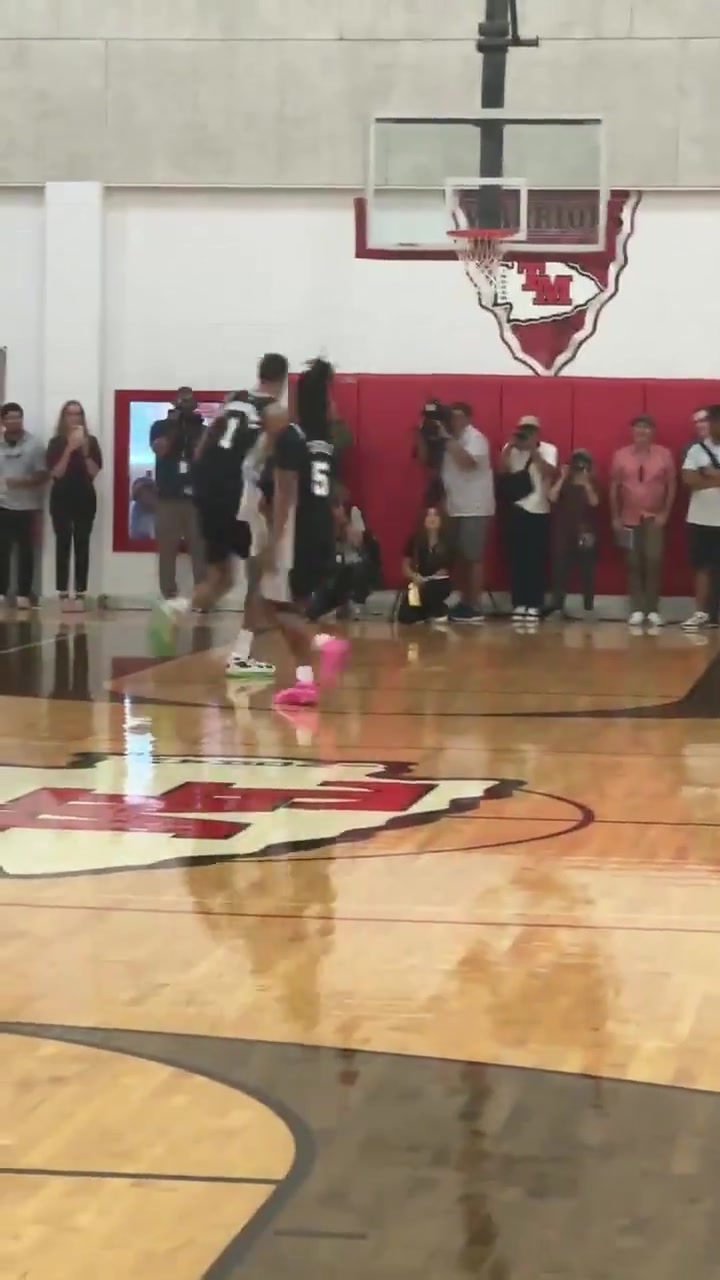 文班亚马下沉社区为球迷表演扣篮 这状态下赛季满血回归