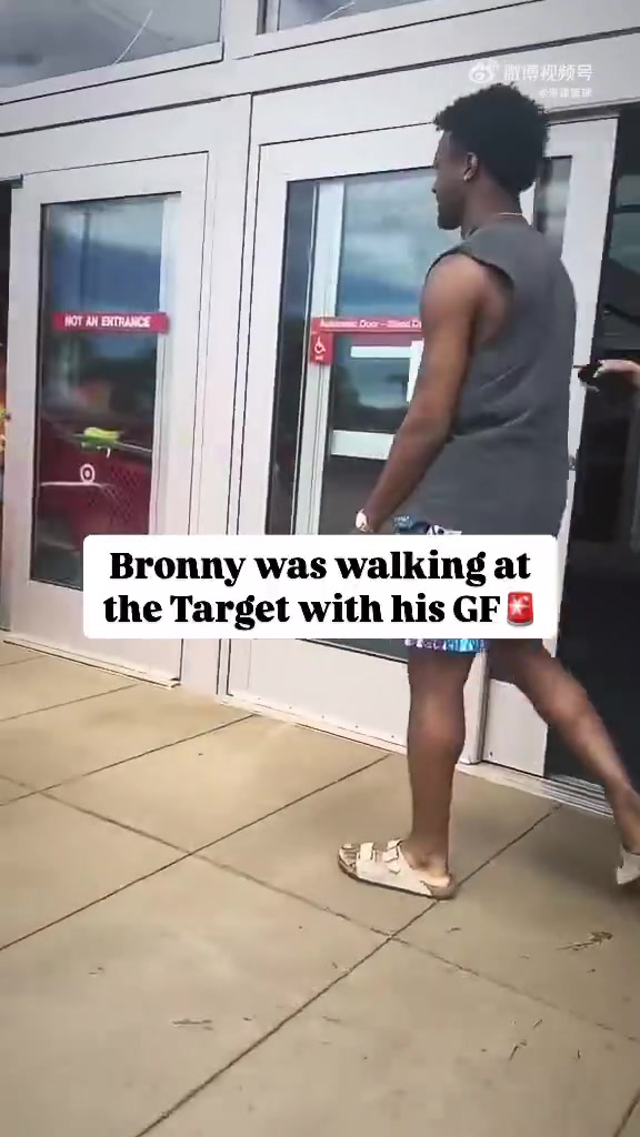 布朗尼带着女朋友逛街现有传闻其父母对布朗尼相当满意