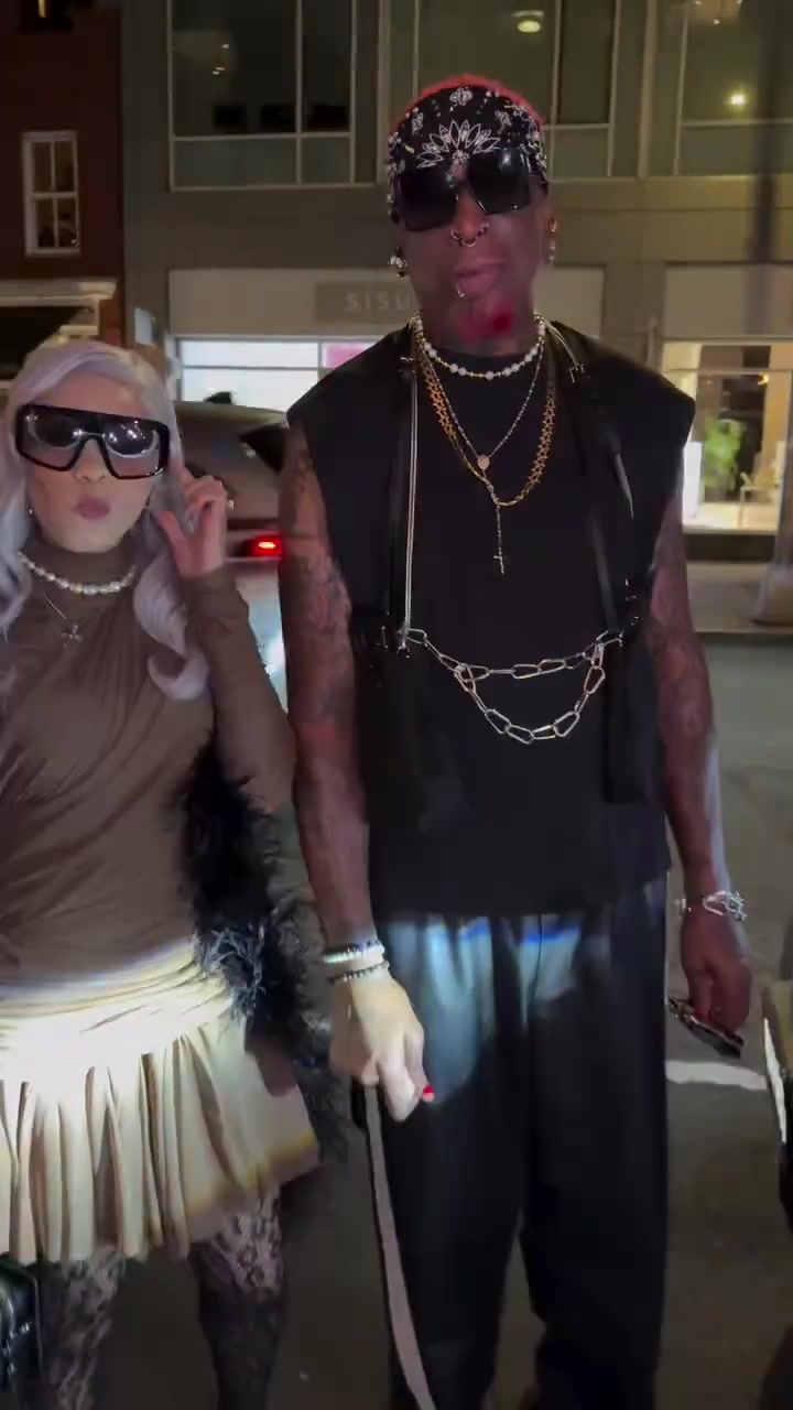 还是一样潮网友街头偶遇罗德曼这哪里像64岁的大爷啊