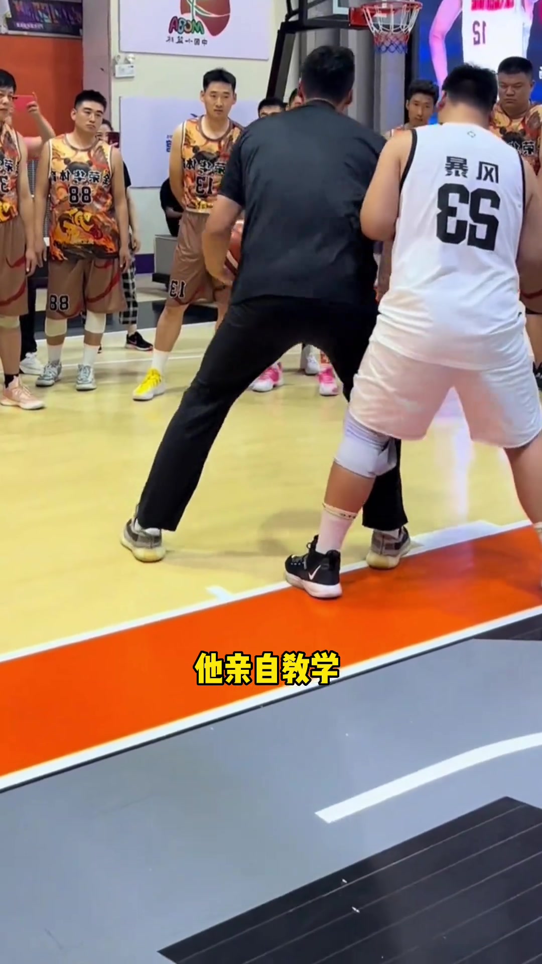 CBA八冠中锋苏伟开班传授低位技巧 学员马上就学会了