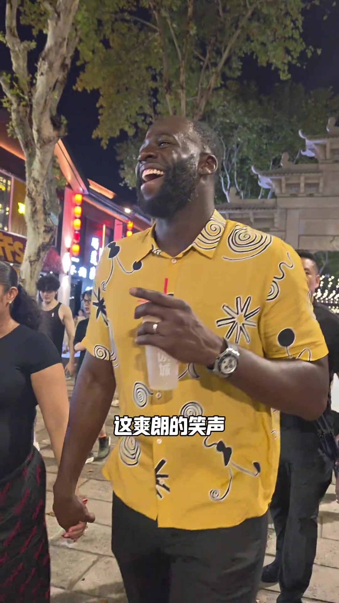 阳光大男孩追梦格林带着老婆夜游衢州古城 边逛边吃蜜雪冰城