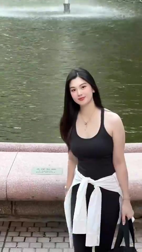 篮球界微胖女神一身背心的野球场肘姐尽显丰满身材