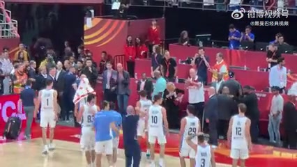 名场面科比19年世界杯场边观战阿根廷球员纷纷过来握手