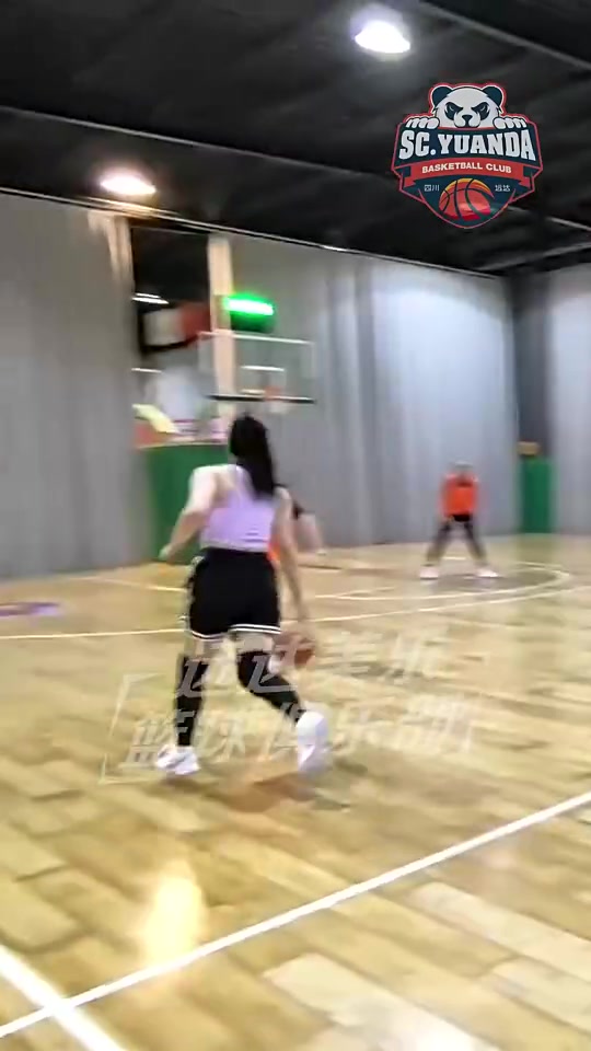 李梦这身材真是壮硕穿着运动上衣一条龙碾压上篮