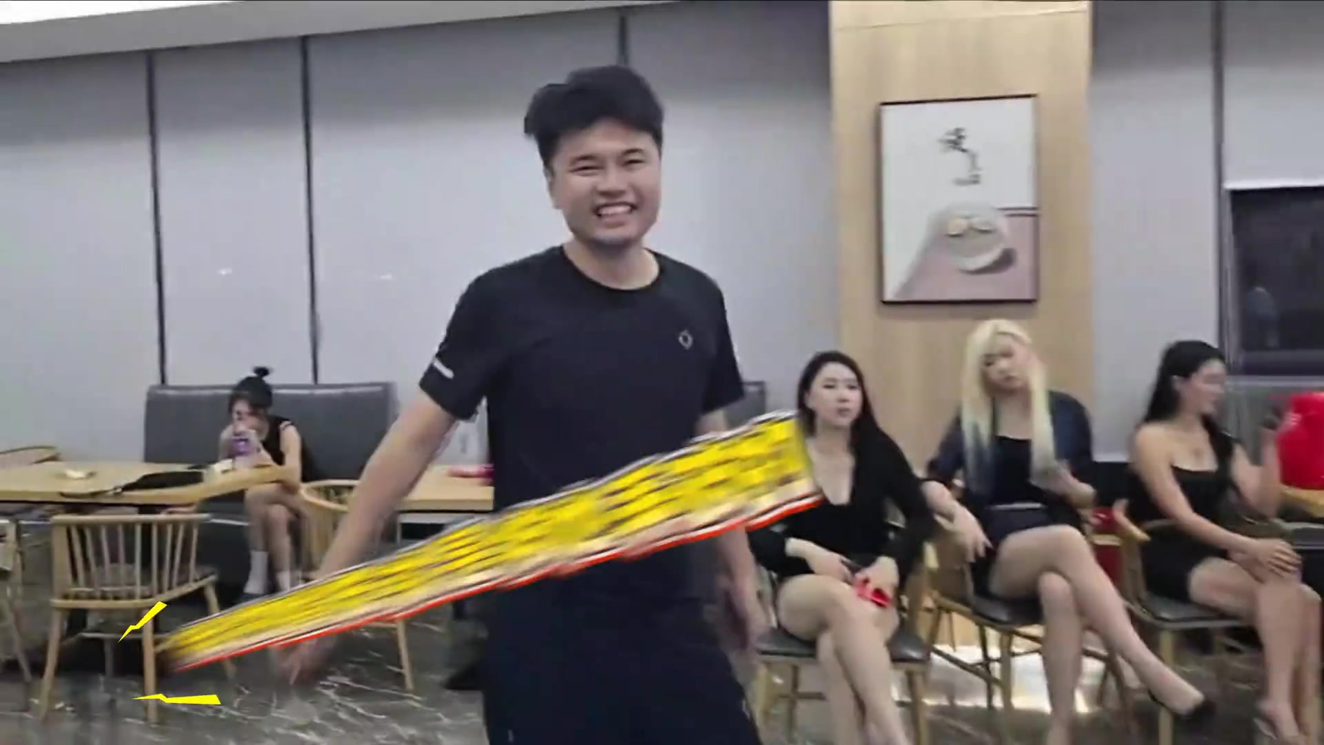 集梦会长和女主播摔跤看似输了其实赢麻了