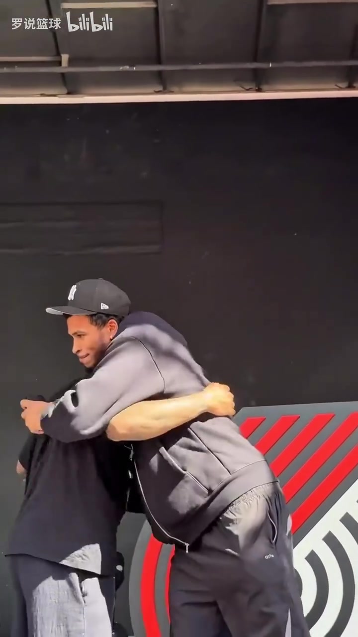 排面开拓者办派对欢迎利拉德回家杨瀚森登场与利拉德拥抱