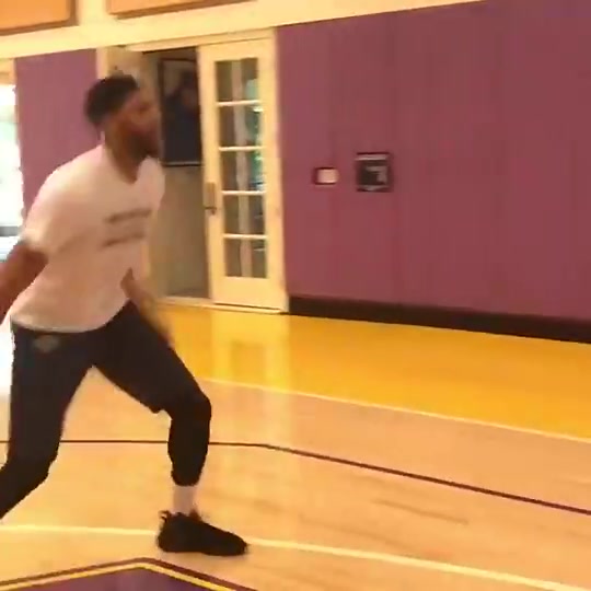 那时候的体型多好6年前浓眉刚加盟湖人时在训练馆里秀运球