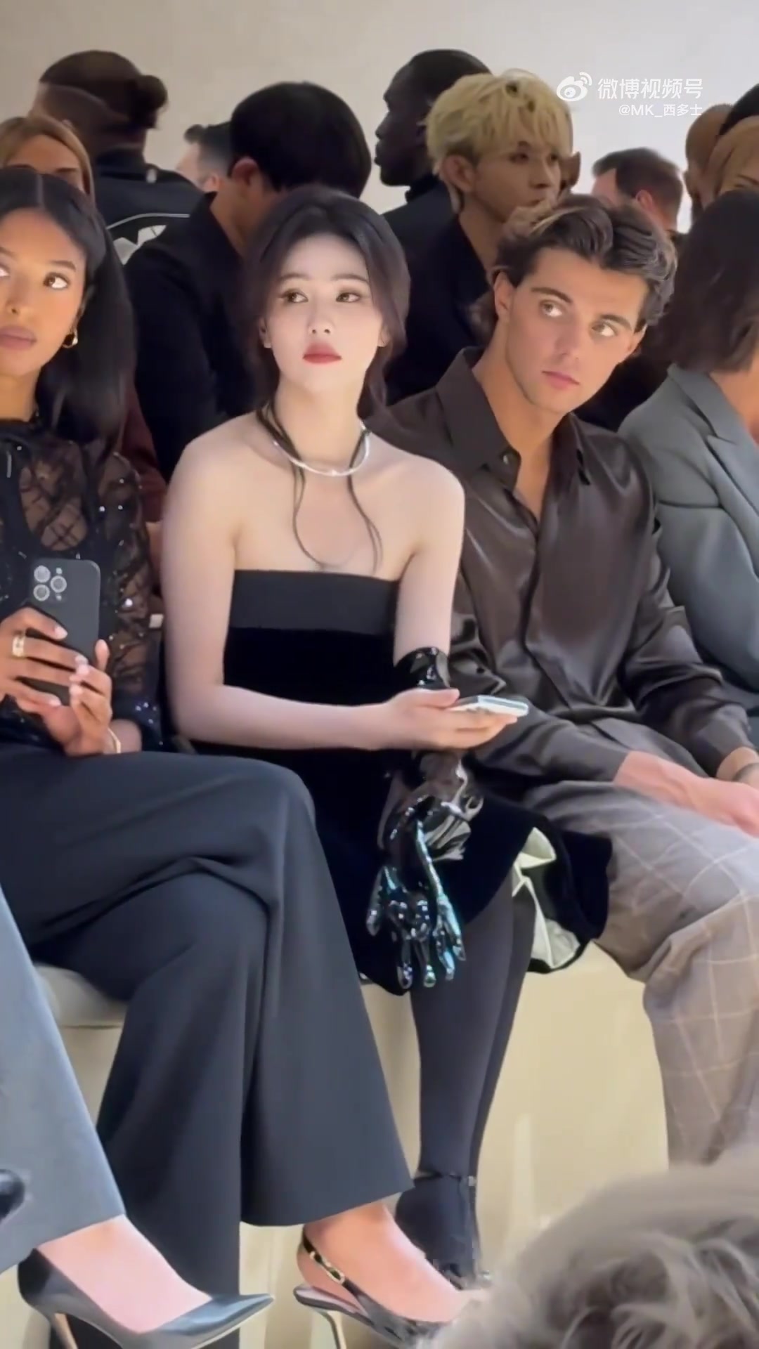 养眼白鹿和科比大女儿同框亮相米兰时装周