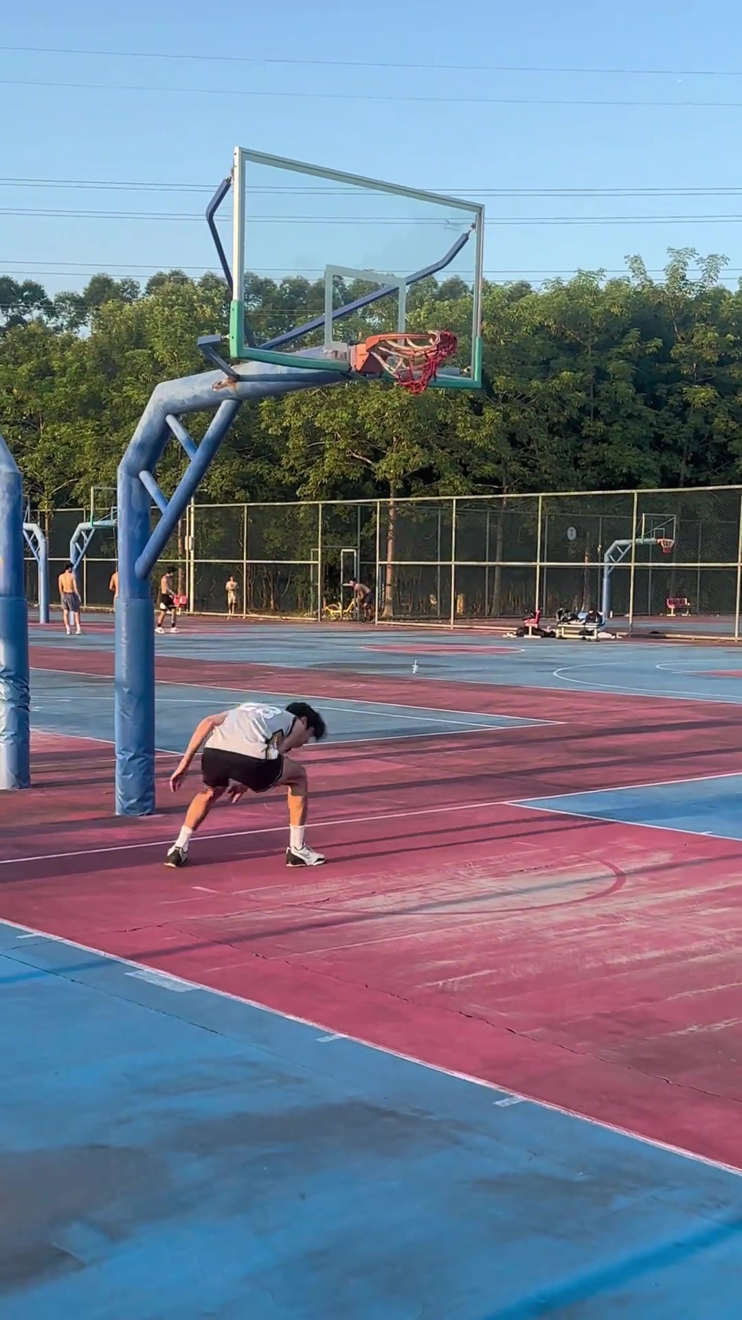 国产校园扣将越来越多了哥们你扣篮真的像詹姆斯啊