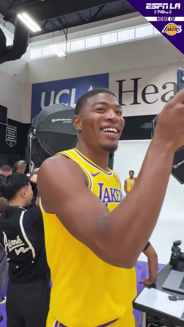 湖人媒体日 八村塁拿着手机偷拍詹姆斯和布朗尼父子的定妆照