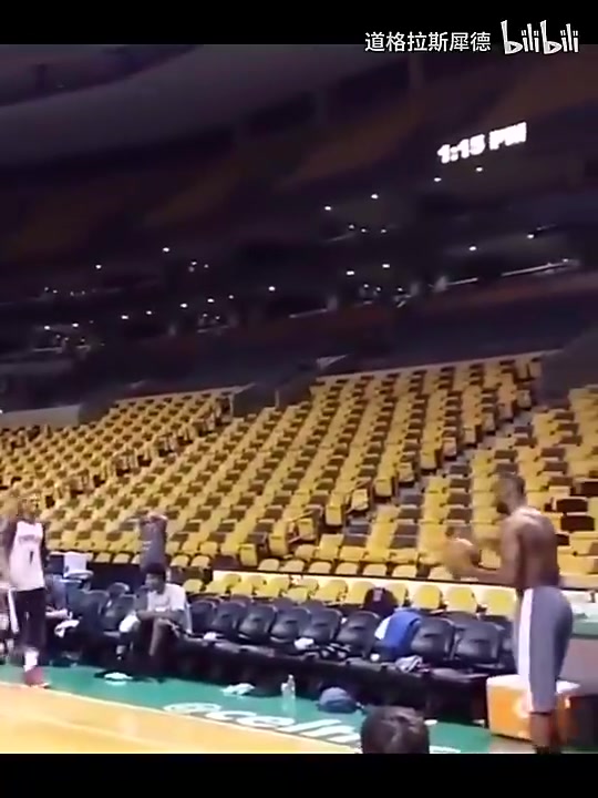 确定不是AI詹姆斯这力量也太恐怖了后场三分单手一扔进了