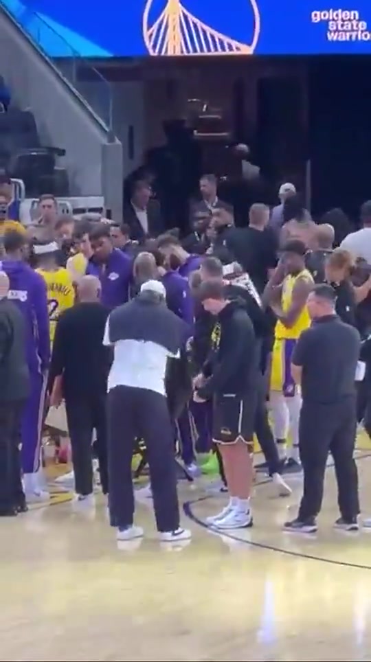 打高尔夫真的上瘾啊暂停期间老詹和里夫斯还讨论推杆动作