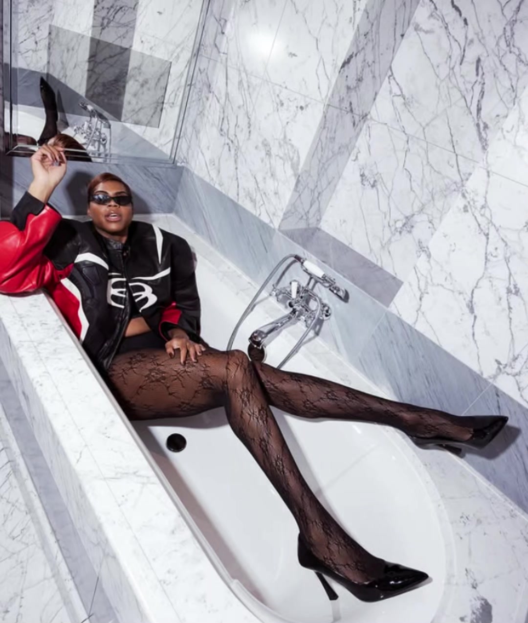 我敢拍你敢看吗EJ酱最新黑丝高跟艺术照辣出新高度