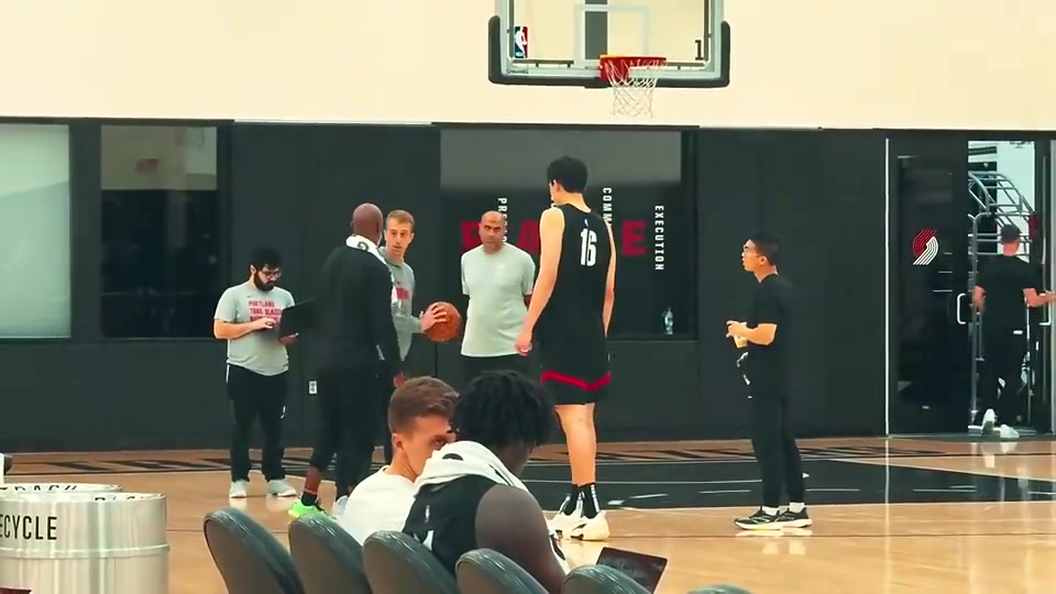 看得出来真重视比卢普斯夏联期间曾亲自讲解教杨瀚森跑位