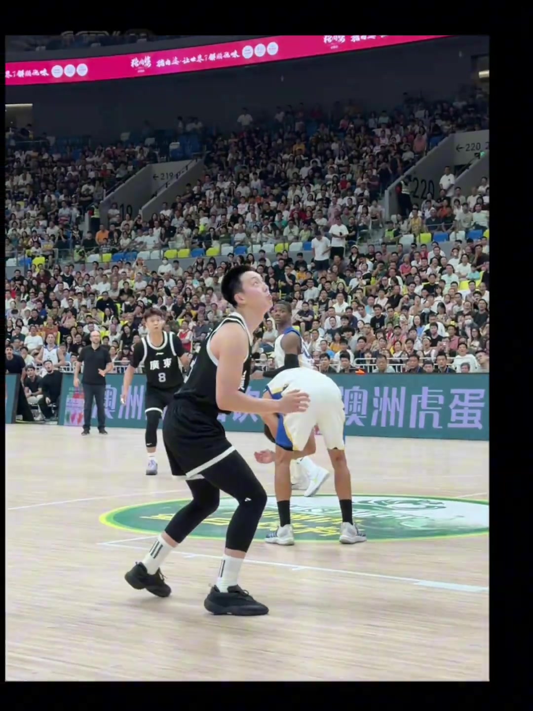 忍不住笑了胡明轩想要分球外线结果直接砸对手脑袋上