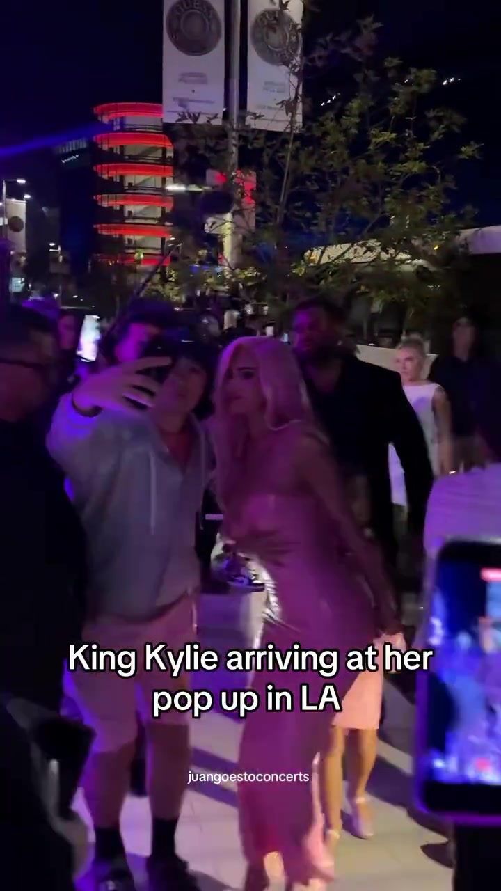 依然性感金小妹凯莉-詹娜化身白发魔女