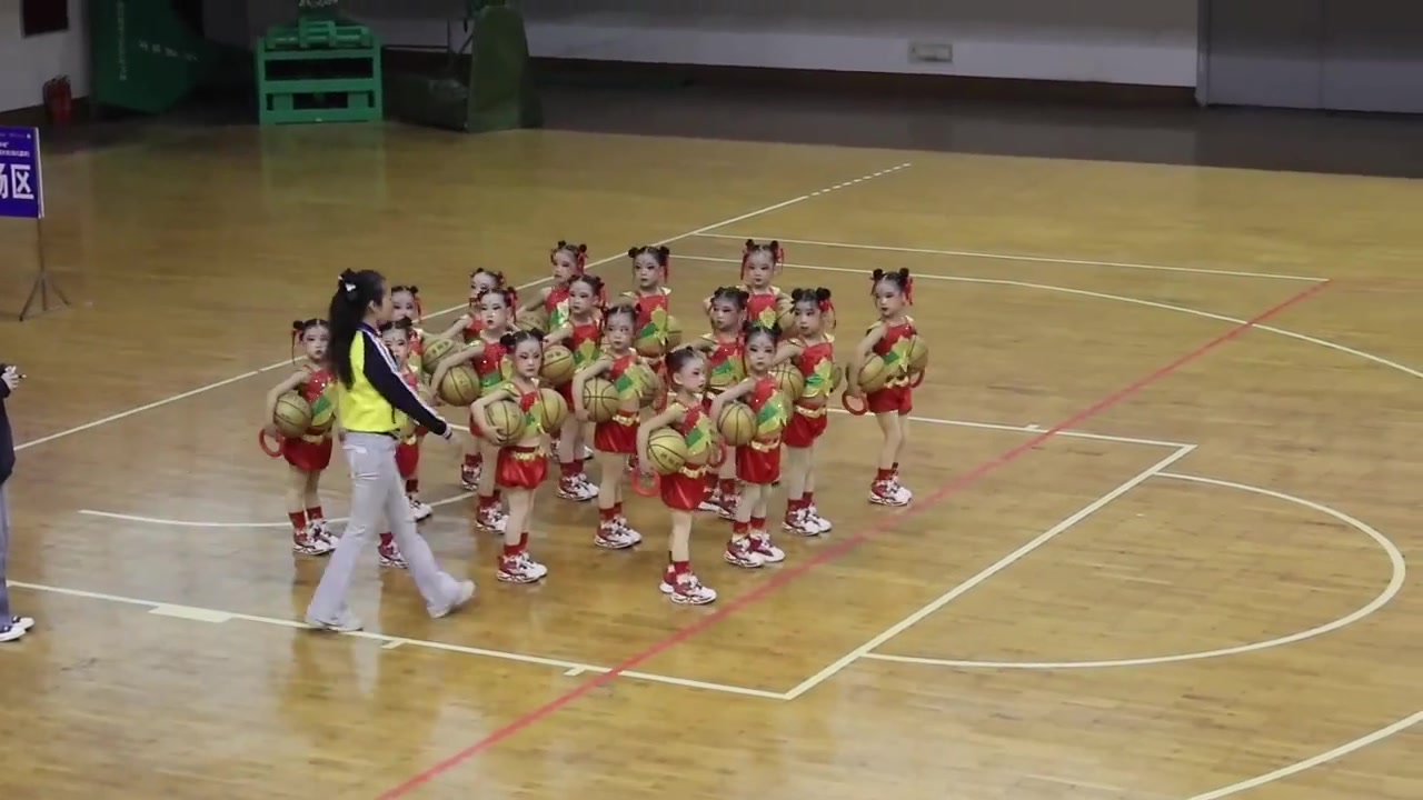 这么小的萌娃能跳出这么整齐的篮球舞真的有点厉害啊