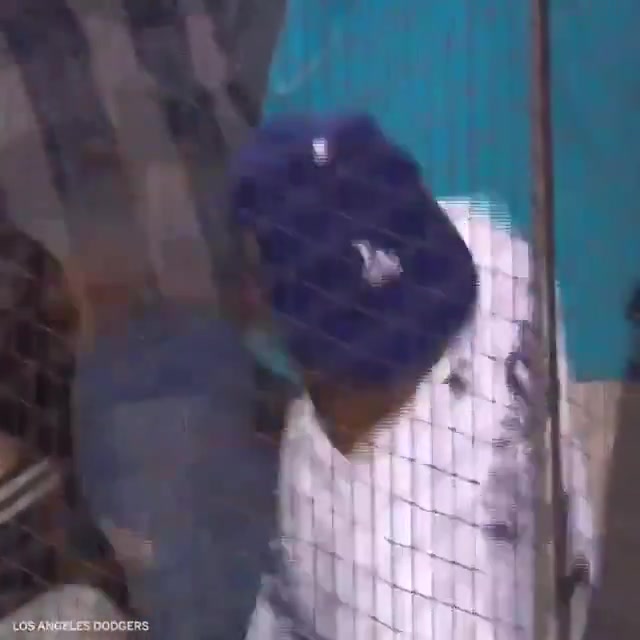 洛杉矶道奇夺冠曾经科比在现场身穿道奇棒球服呐喊这一幕