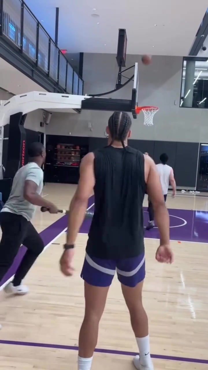 这出手速度感觉比库里还变态狄龙-布鲁克斯狂练三分投射