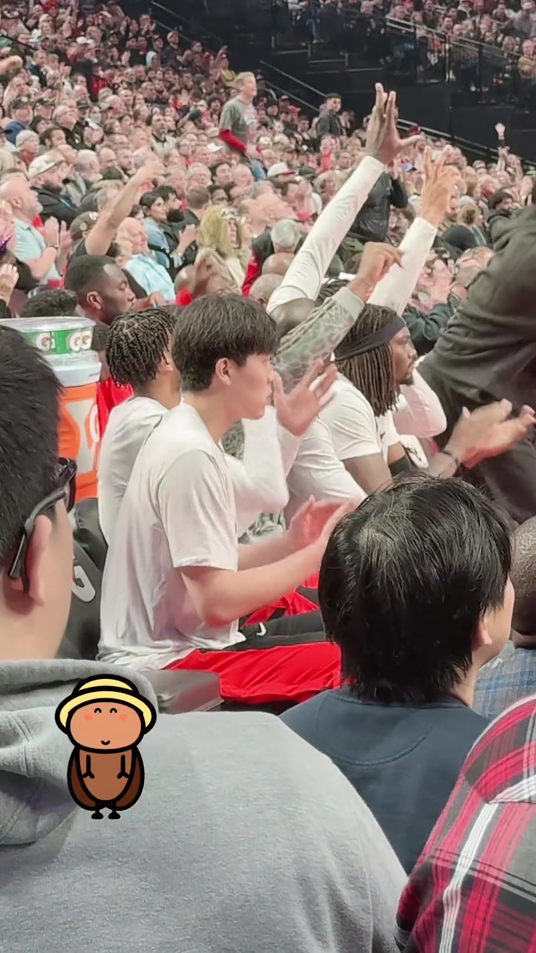 认真观察比赛球迷实拍杨瀚森在替补席前排末观看开拓者