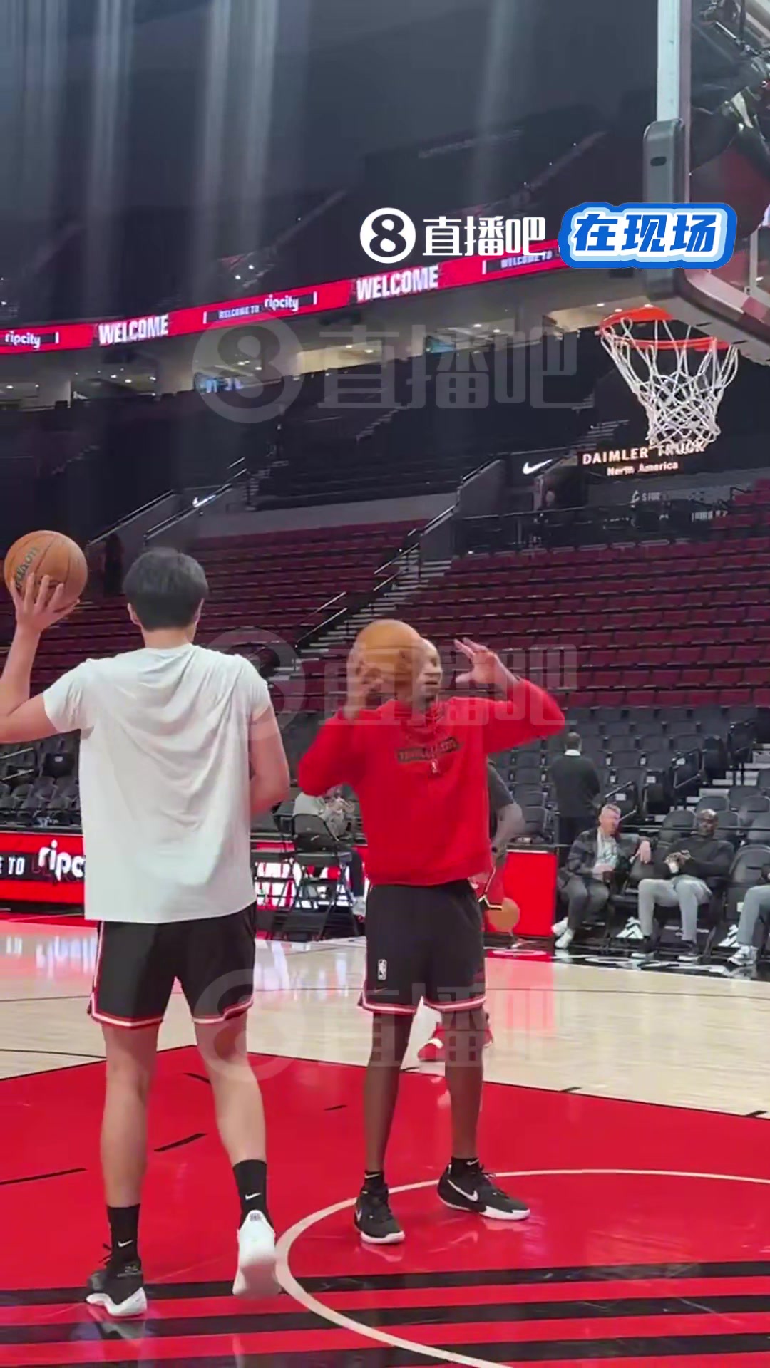 今天迎战联盟第一的雷霆杨瀚森赛前和助教练习篮下卡位以及抢板终结得分