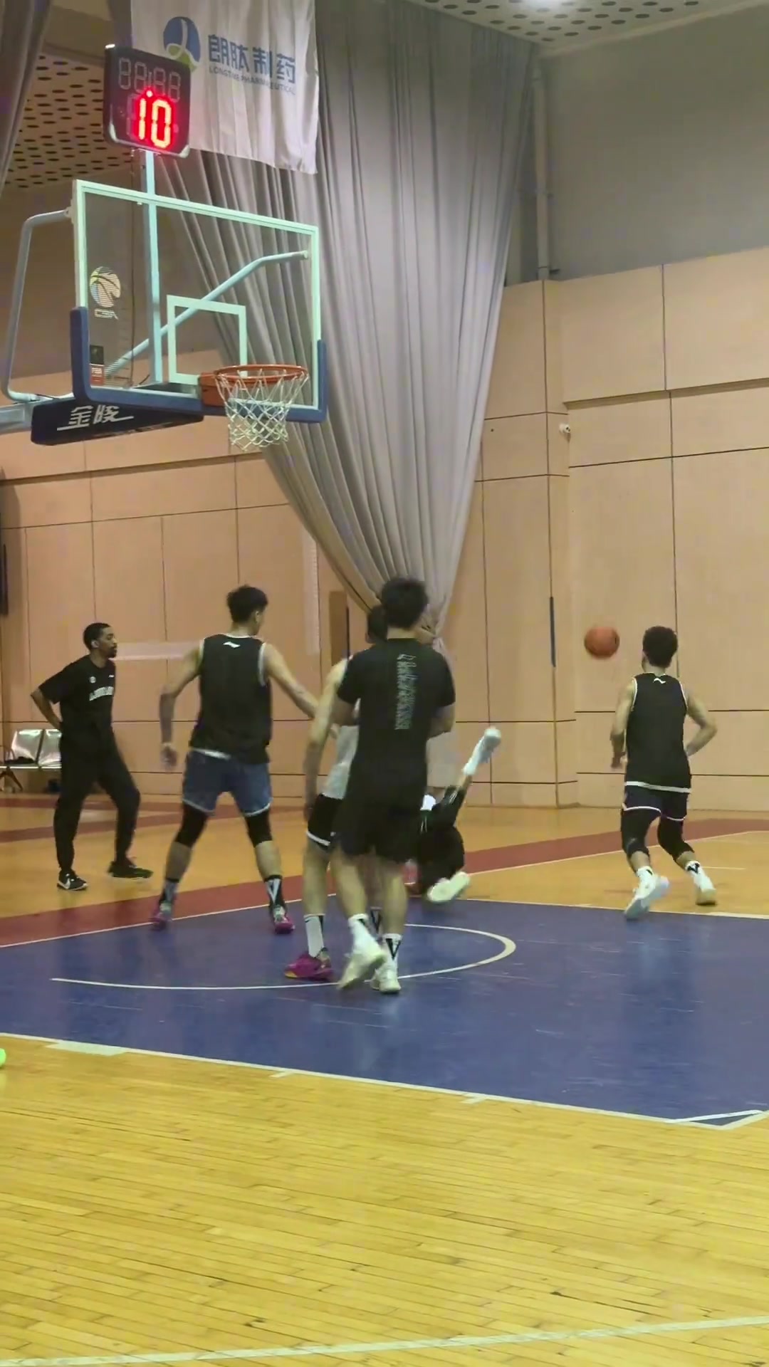 郭艾伦晒被帽视频回队准备新赛季了 现在的年轻人不讲武德