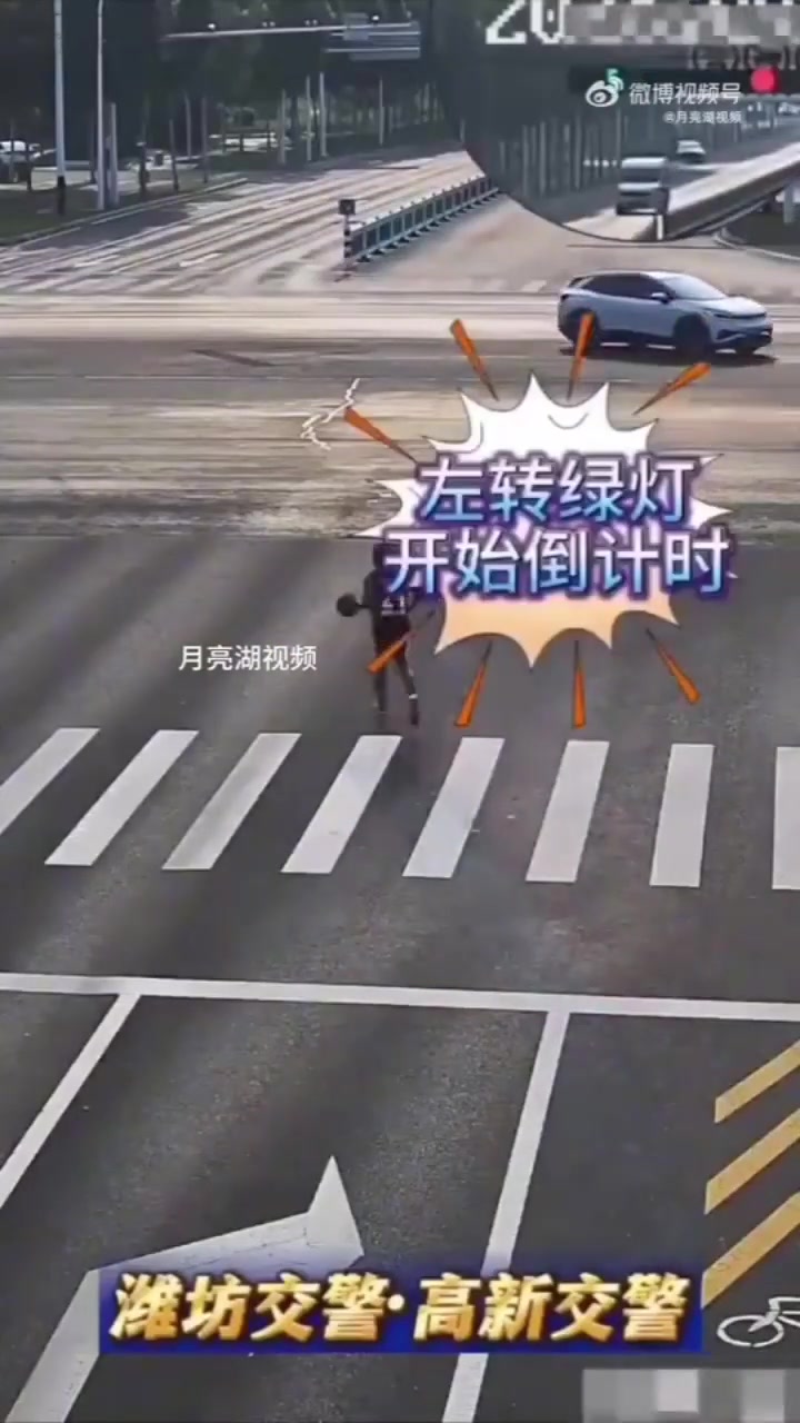 太危险了一位身穿24号的科比球迷在主干道运球被撞翻