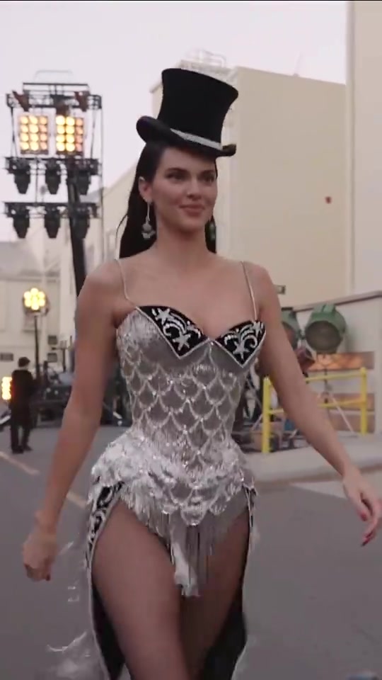 肯豆詹娜为好莱坞大秀开场这大体格符合吧友审美不