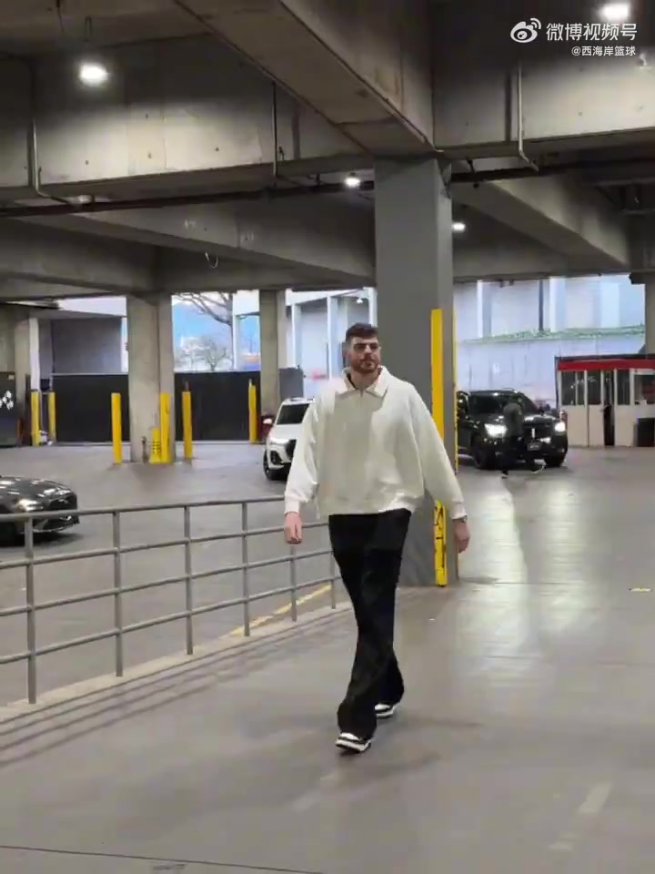 进场依旧单肩小书包杨瀚森剪了新发型看起来精神多了