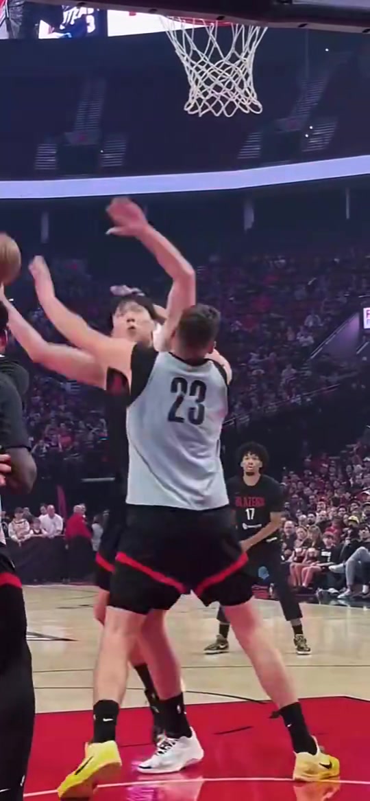 差距越来越大此前杨瀚森在训练赛中用脚步生吃克林根后者根本防不住