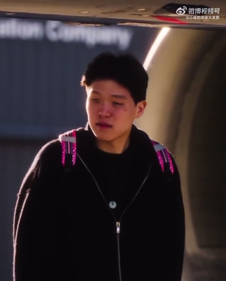 背包颜色很骚啊杨瀚森背着一个粉色书包跟队前往勇士主场