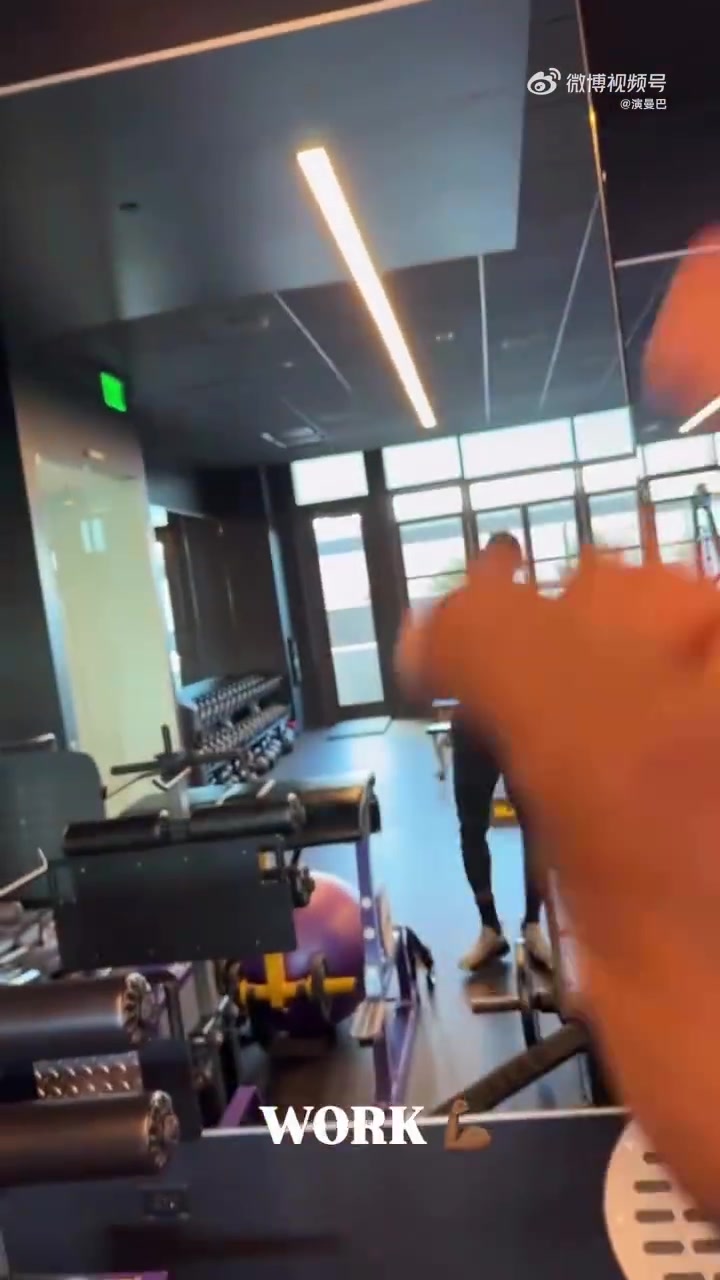 詹姆斯又瘦了训练中可以看到清晰可见的腹肌