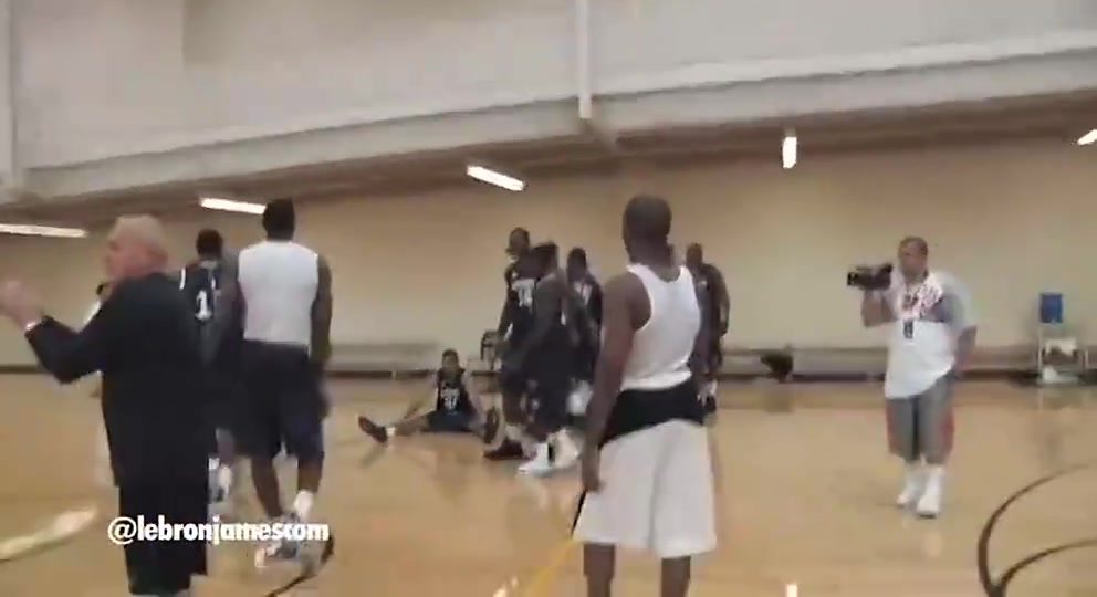 一切都是缘分名场面09年詹姆斯在训练营指导年轻的库里哈登