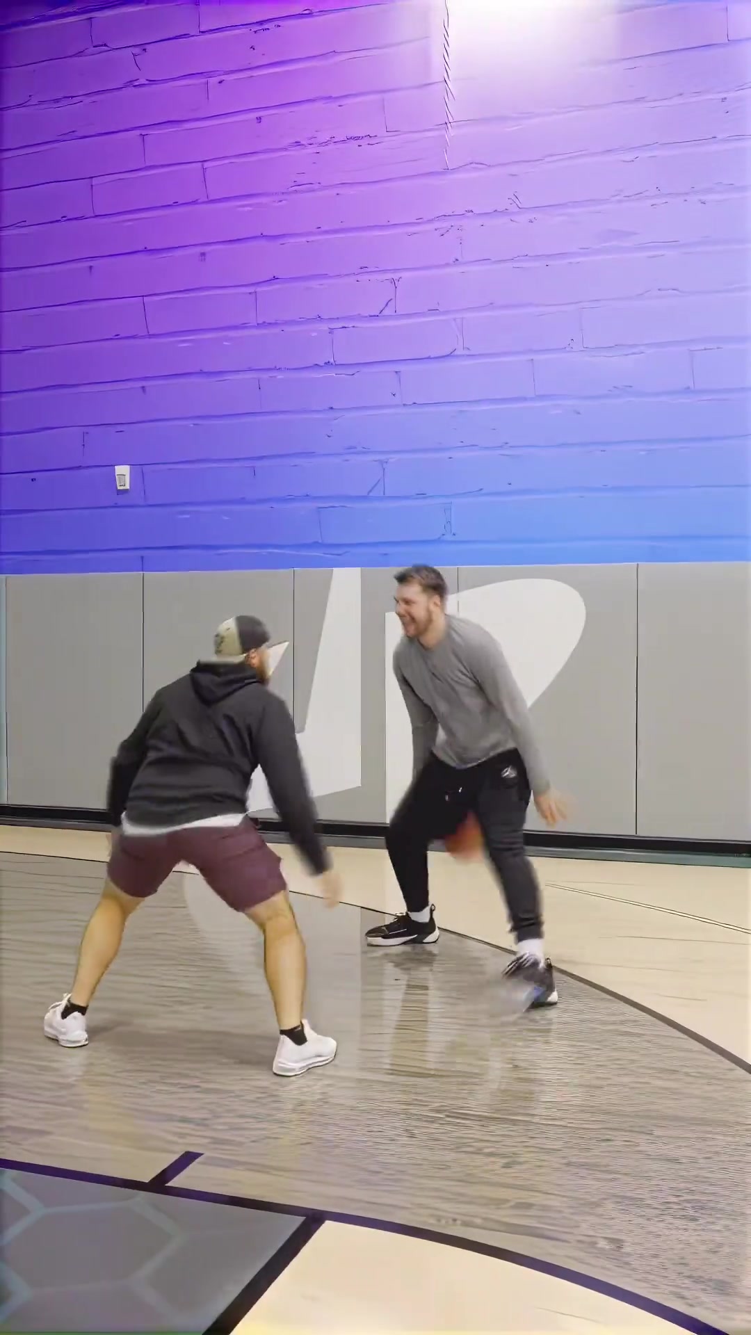 看起来很慢 但就是防不住77的球风看似慵懒实则凌厉