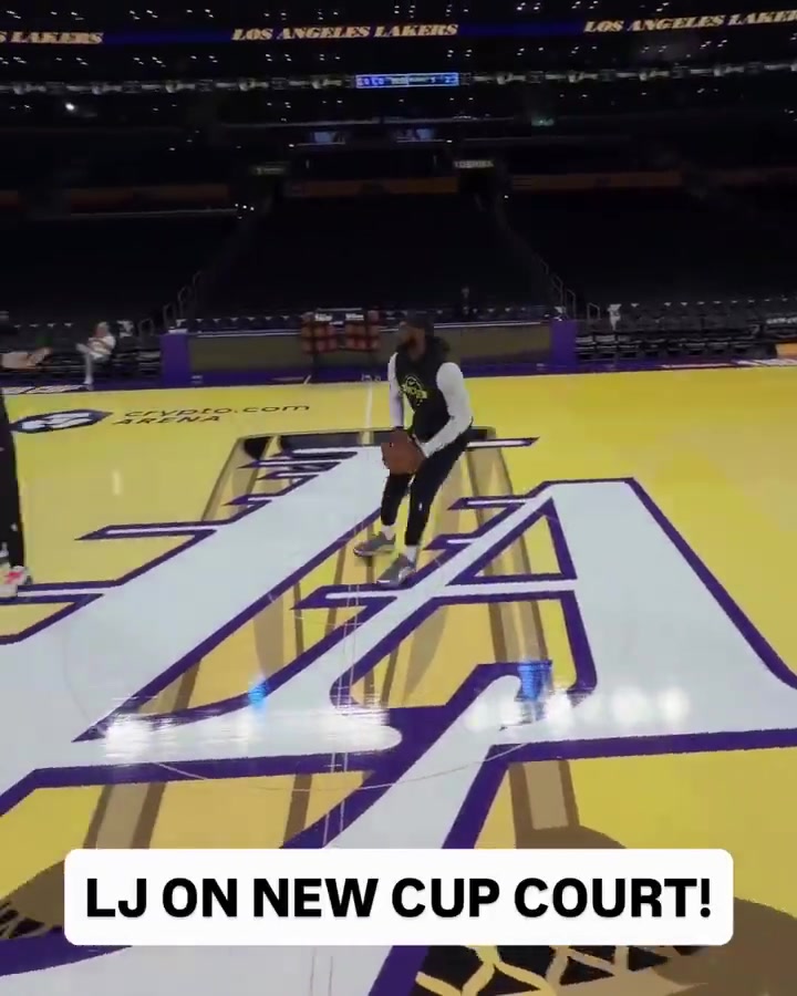 老詹这力量实在恐怖直接以正常的投篮姿势投LOGO三分