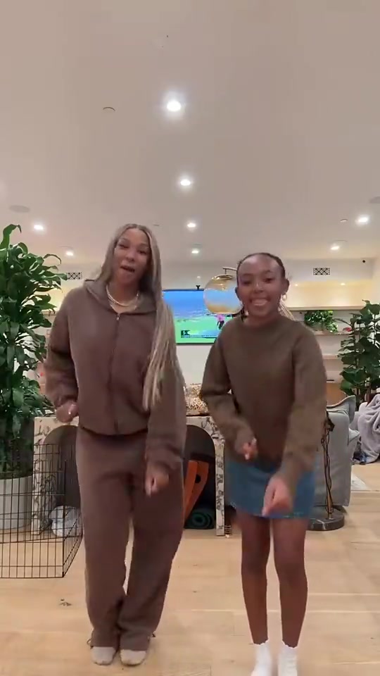 詹嫂带女儿小茱莉在家中跳舞庆祝感恩节的一小段舞蹈