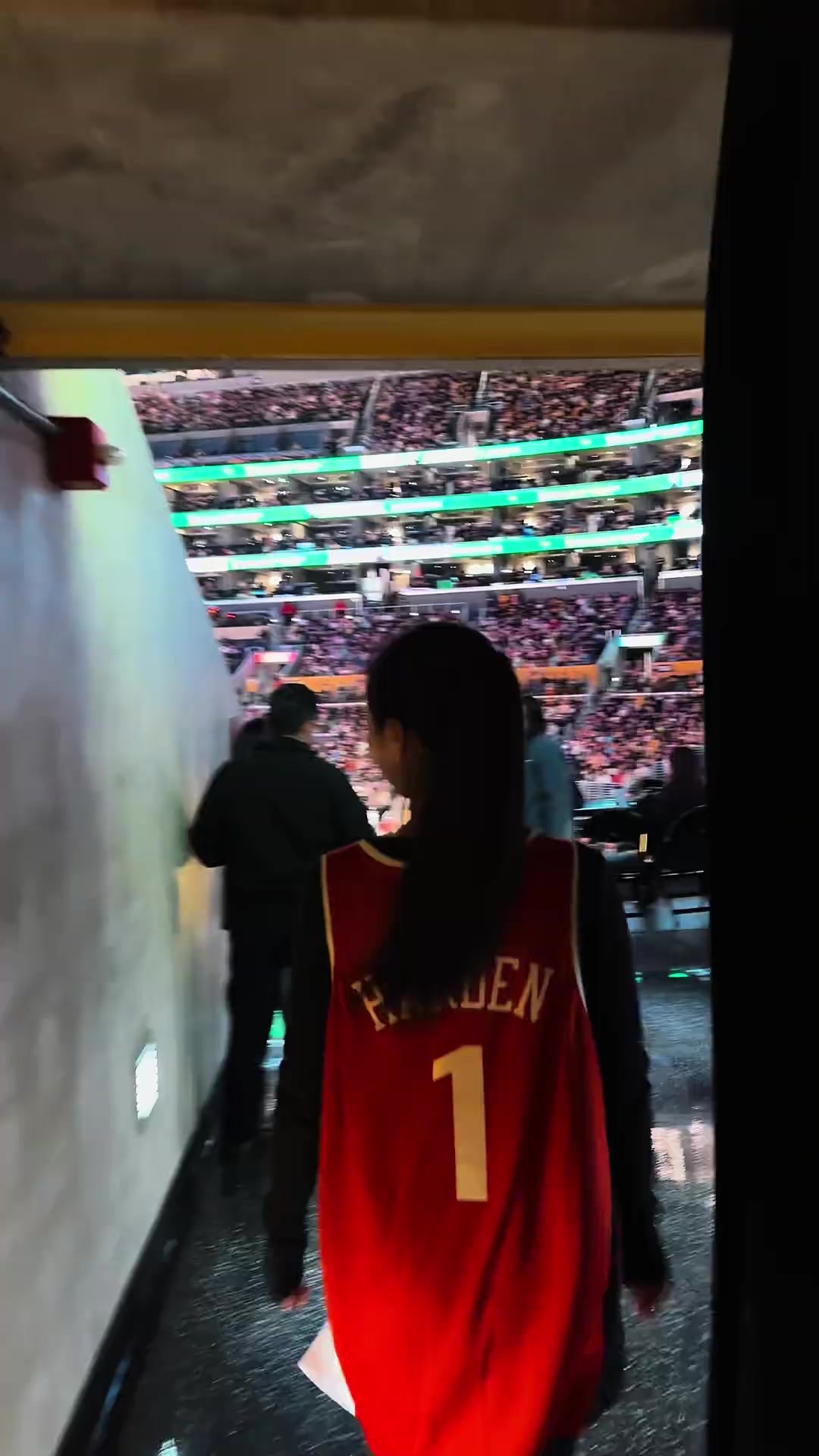 多少吧友梦寐以求的场景哈登小姐姐晒斯台普斯中心观看入场画面