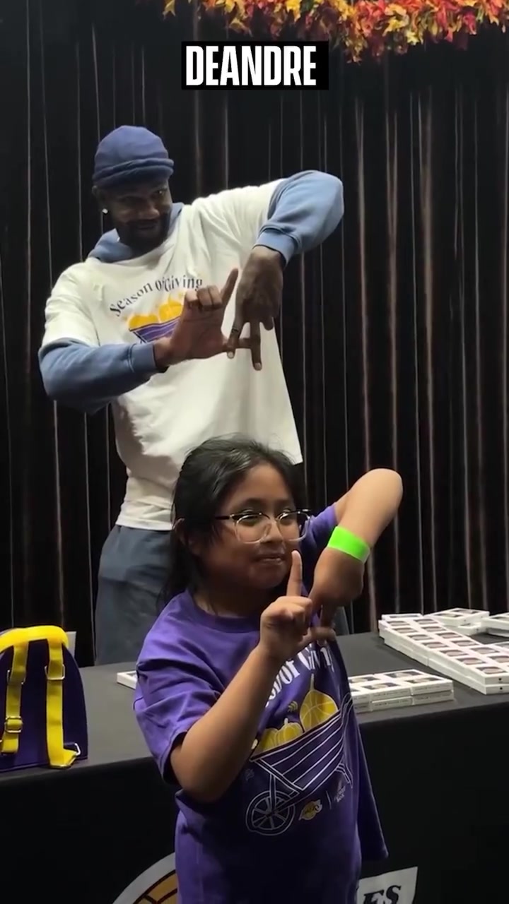 湖人全队出席了球队举办的感恩节活动