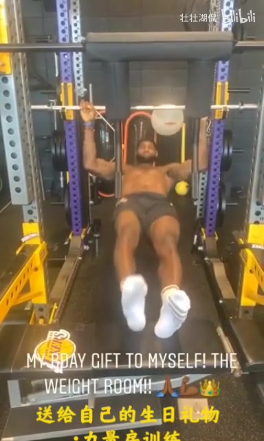 永远的好兄弟名场面詹姆斯健身房训练浓眉一旁疯狂耍宝