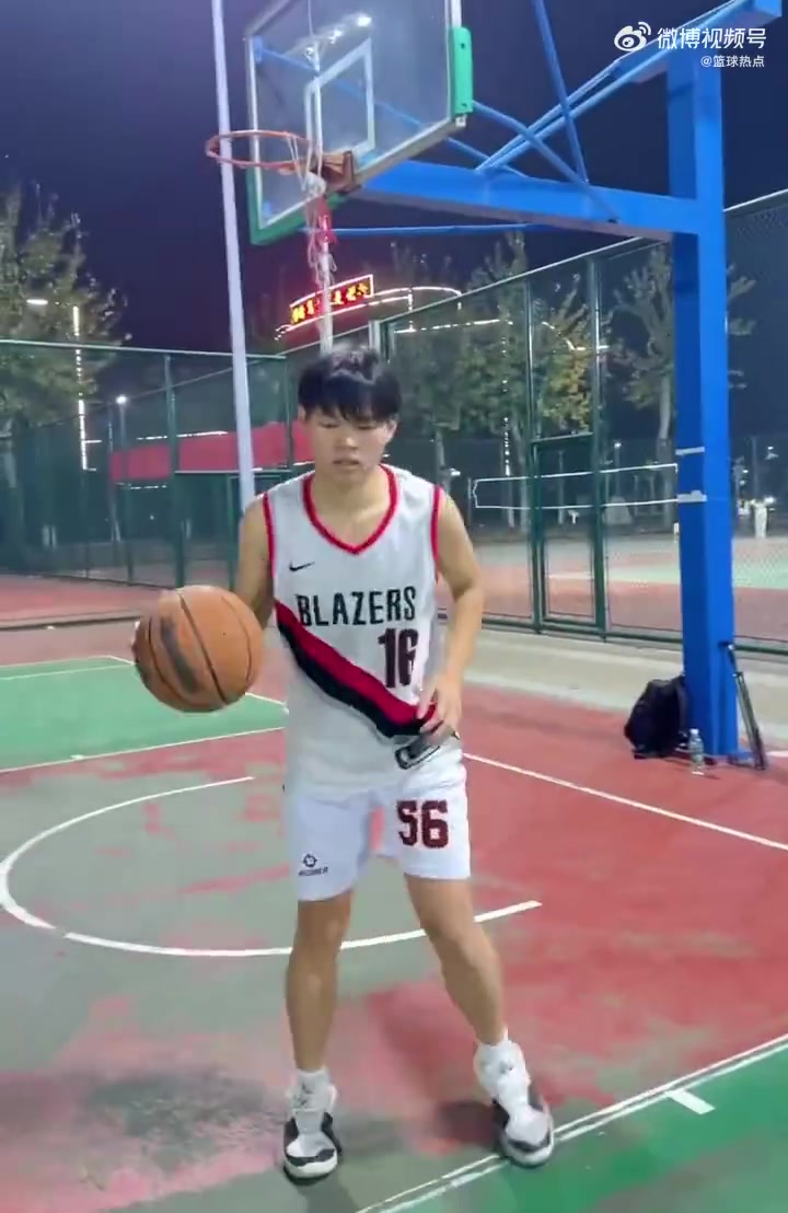 野球场小哥模仿杨瀚森大家觉得像不像