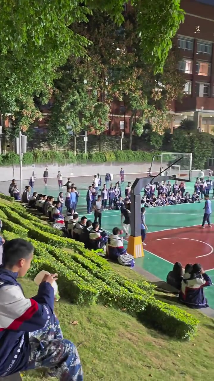 校园篮球的氛围真是令人感慨啊