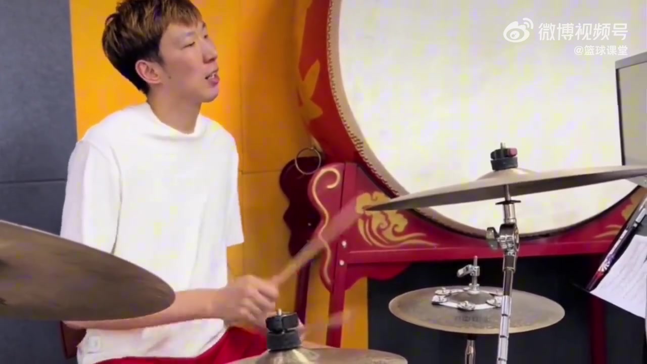 还有这本事周琦还敲上架子鼓了