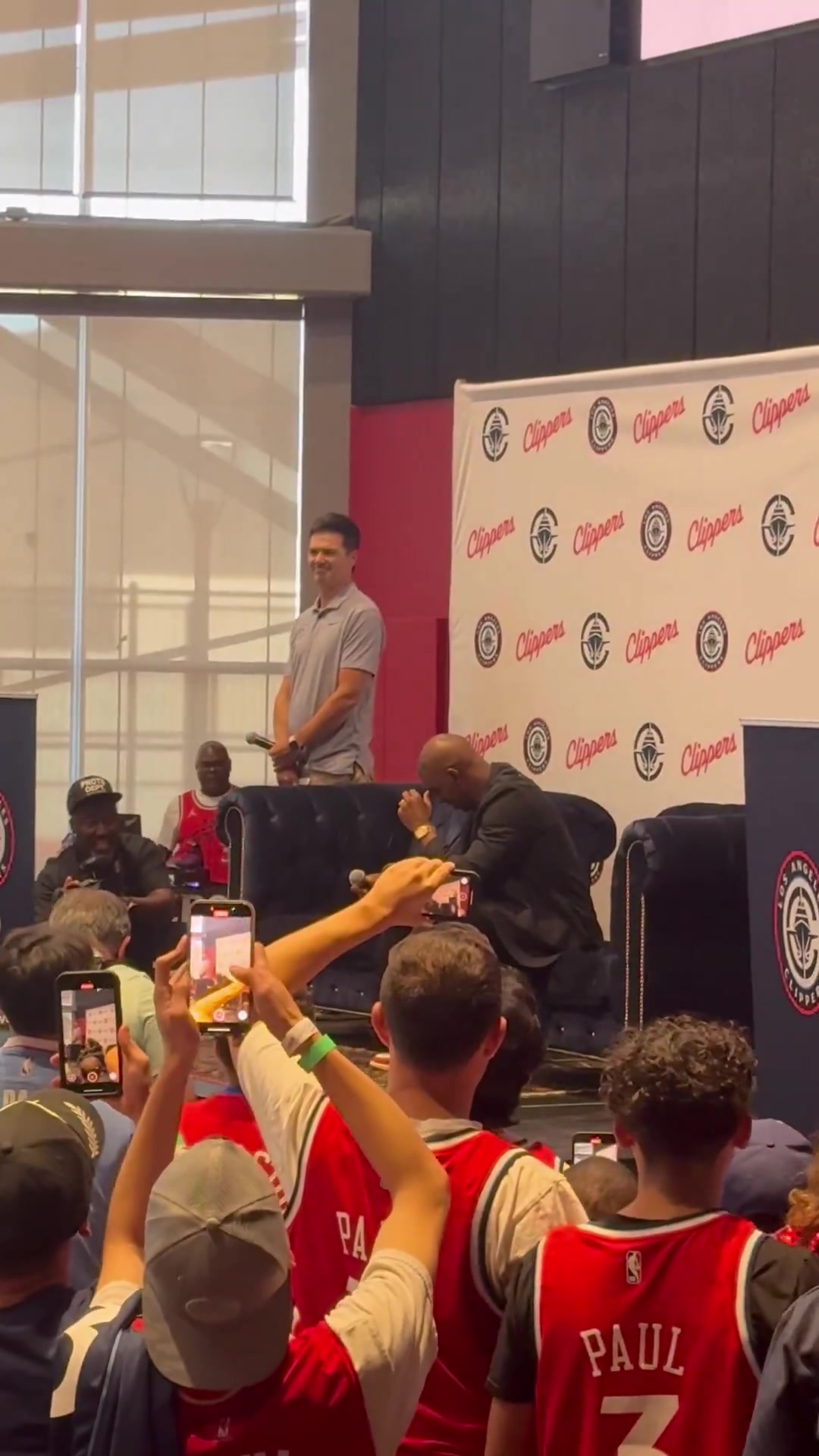 没想到故事结尾是这样的保罗刚回快船时听球迷呼喊感觉快哭了