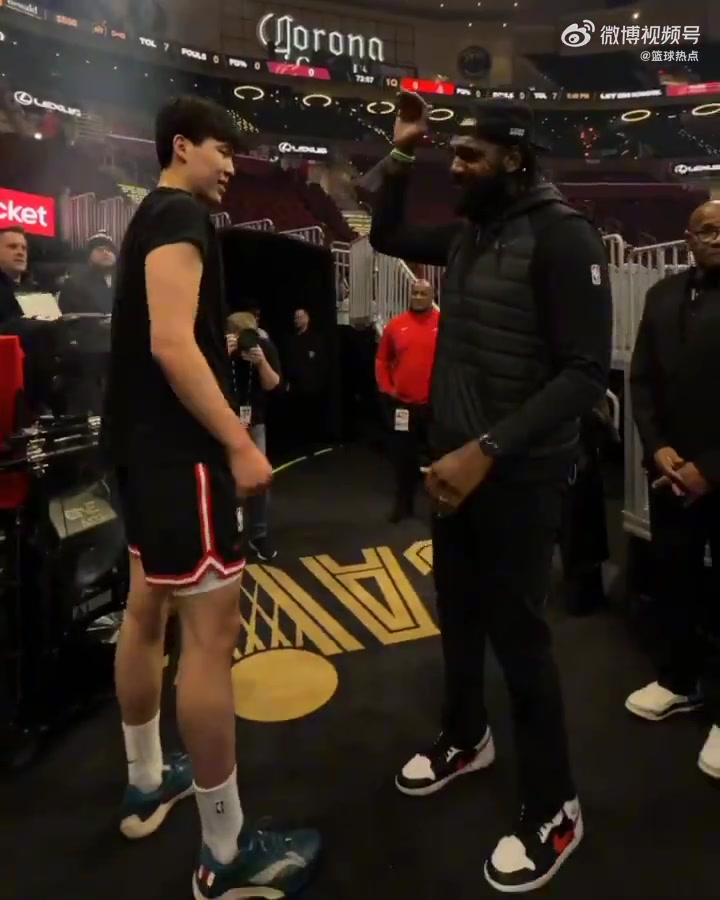 杨瀚森和开拓者老状元奥登站在一起身形似乎差距不大