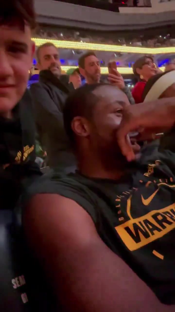 年轻人玩得真花小佩顿向库明加分享如何和女网友聊骚