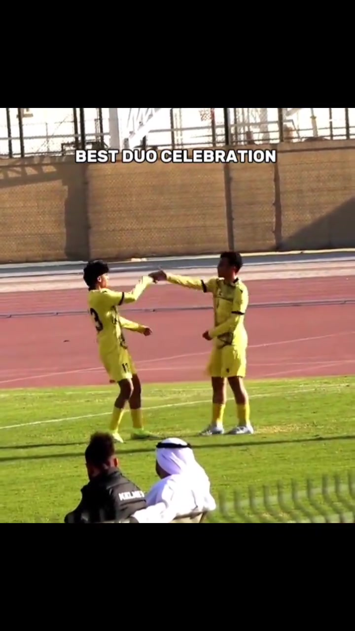 炸裂的庆祝动作看到这些人的比赛无比希望他们能进球